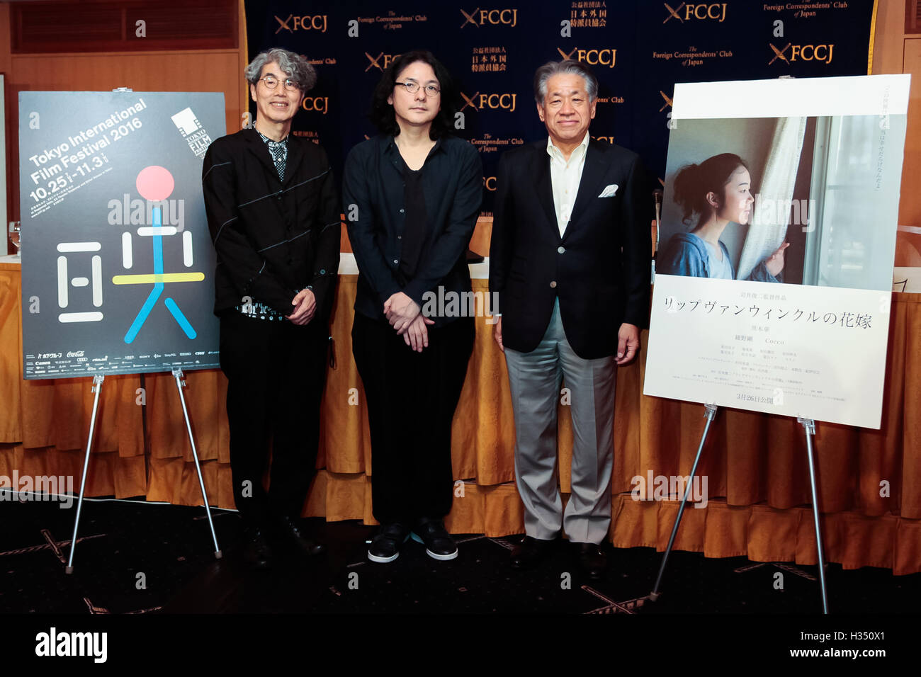 (L a R) Kohei Ando Giappone ora consulente di programmazione, direttore Shunji Iwai e Yasushi Shiina Direttore generale della XXIX Tokyo International Film Festival posa per le telecamere in corrispondenza di corrispondenti stranieri' Club del Giappone il 4 ottobre 2016, Tokyo, Giappone. Iwai è questo anno il direttore nel fuoco del Giappone ora la sezione del festival. Il suo ultimo film una sposa per Rip Van Winkle saranno proiettati durante il Tokyo Film Festival (TIFF) 2016 che corre dal 25 Ottobre al 3 novembre. © Rodrigo Reyes Marin/AFLO/Alamy Live News Foto Stock