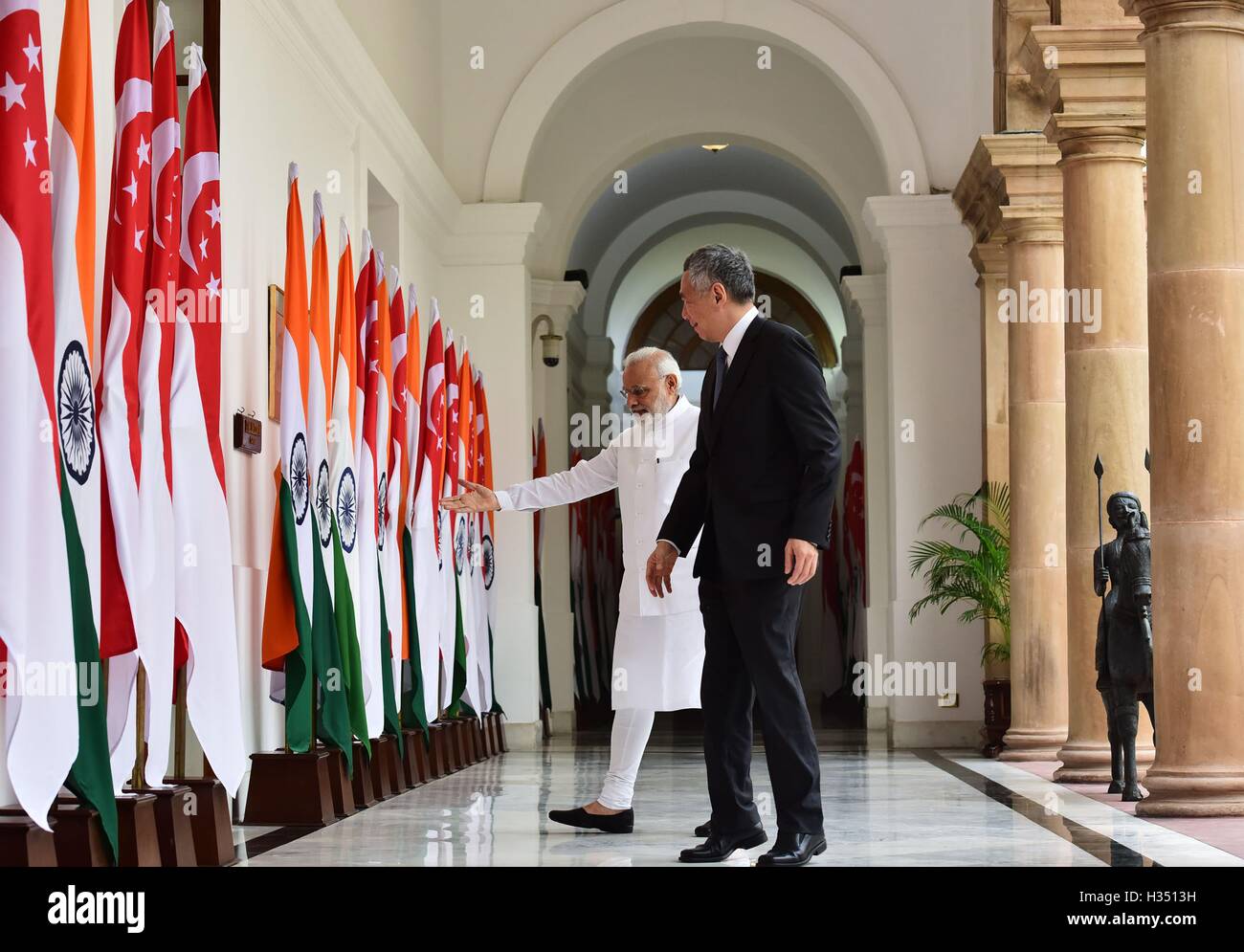 New Delhi, India. 4 Ottobre, 2016. Primo Ministro indiano Narendra modi le passeggiate con il Primo ministro di Singapore Lee Hsien Loong prima del loro incontro bilaterale a Hyderabad House Ottobre 04, 2016 a New Delhi, India. Credito: Planetpix/Alamy Live News Foto Stock