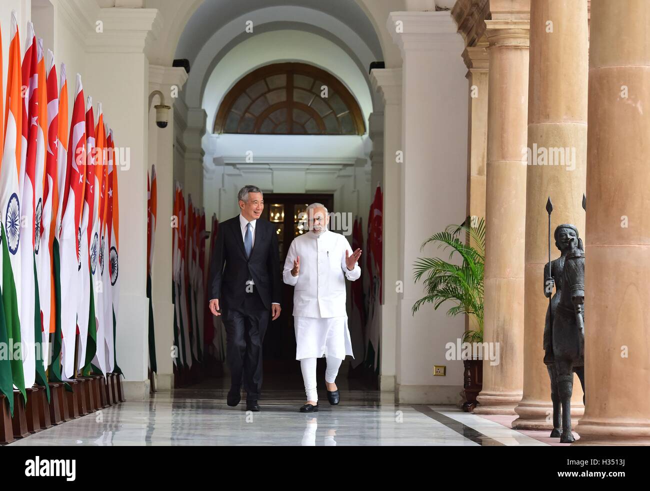 New Delhi, India. 4 Ottobre, 2016. Primo Ministro indiano Narendra modi le passeggiate con il Primo ministro di Singapore Lee Hsien Loong prima del loro incontro bilaterale a Hyderabad House Ottobre 04, 2016 a New Delhi, India. Credito: Planetpix/Alamy Live News Foto Stock