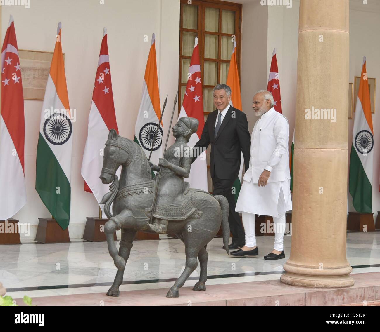 New Delhi, India. 4 Ottobre, 2016. Primo Ministro indiano Narendra modi le passeggiate con il Primo ministro di Singapore Lee Hsien Loong prima del loro incontro bilaterale a Hyderabad House Ottobre 04, 2016 a New Delhi, India. Credito: Planetpix/Alamy Live News Foto Stock
