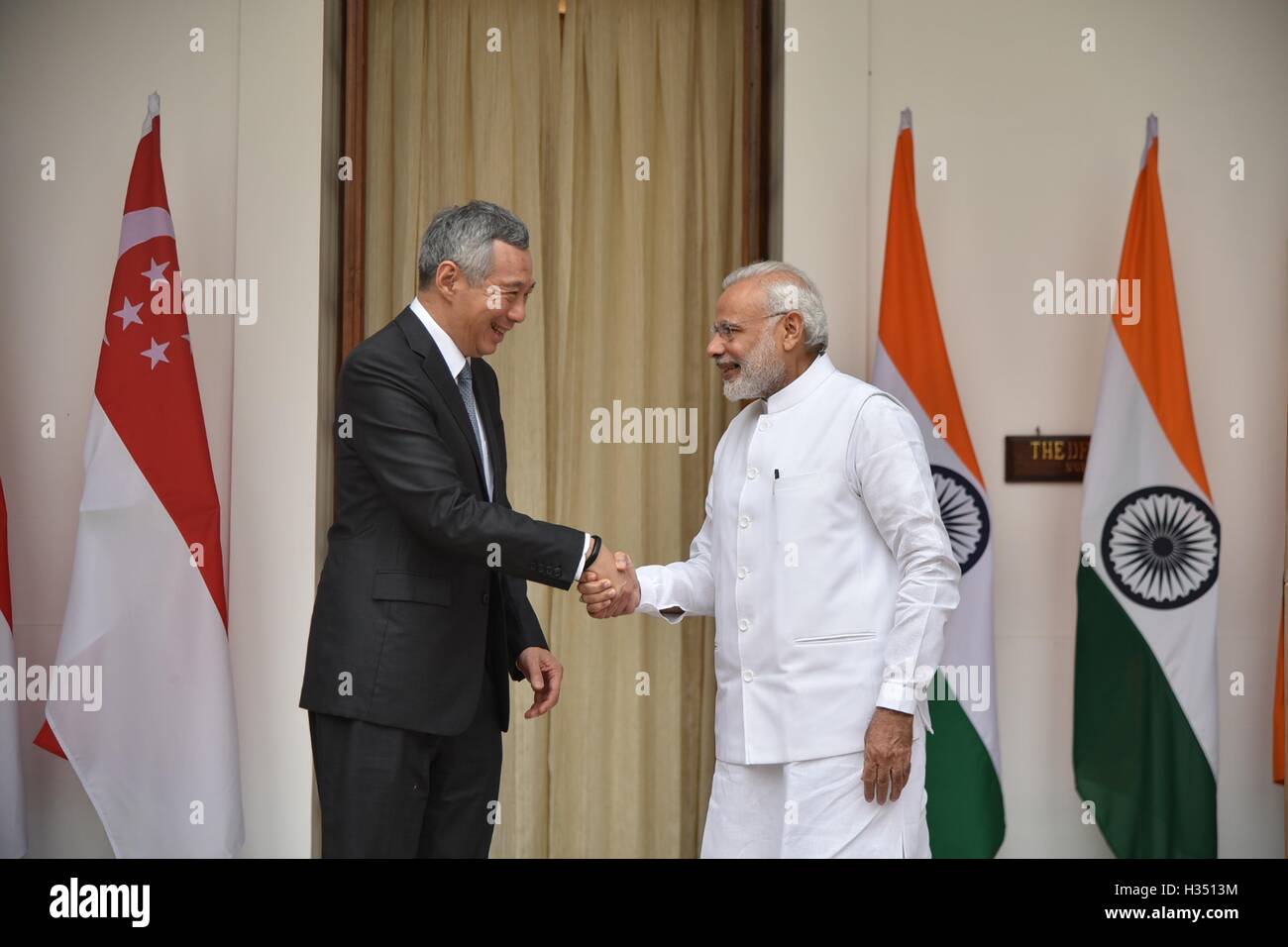 New Delhi, India. 4 Ottobre, 2016. Primo Ministro indiano Narendra Modi scuote le mani con il Primo ministro di Singapore Lee Hsien Loong prima del loro incontro bilaterale a Hyderabad House Ottobre 04, 2016 a New Delhi, India. Credito: Planetpix/Alamy Live News Foto Stock