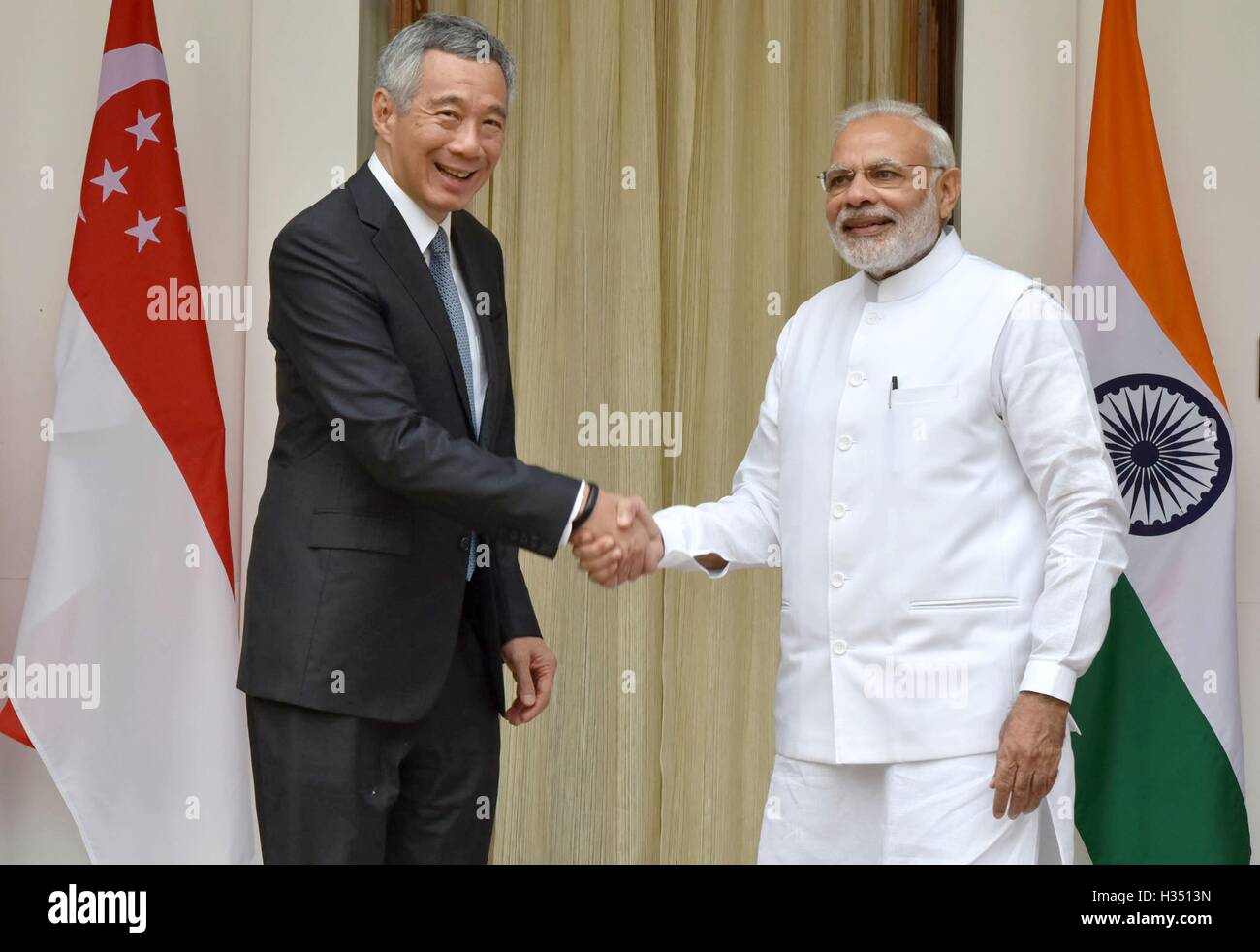 New Delhi, India. 4 Ottobre, 2016. Primo Ministro indiano Narendra Modi incontra il primo ministro di Singapore Lee Hsien Loong a Hyderabad House Ottobre 04, 2016 a New Delhi, India. Credito: Planetpix/Alamy Live News Foto Stock