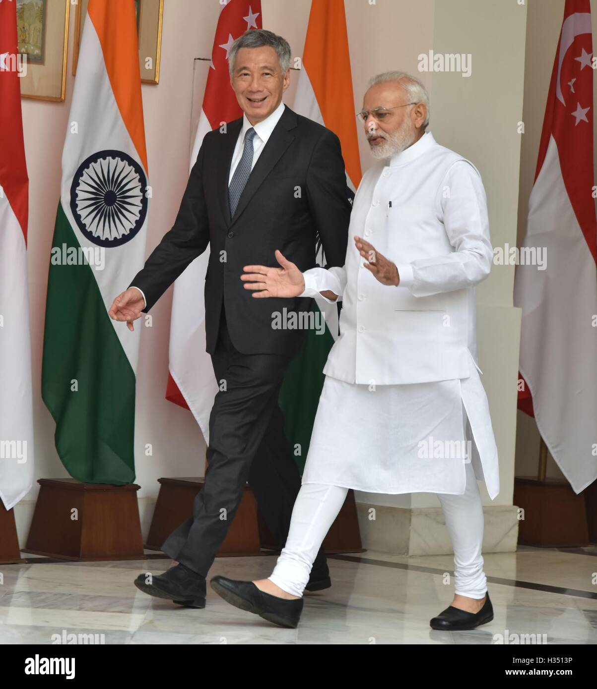 New Delhi, India. 4 Ottobre, 2016. Primo Ministro indiano Narendra modi le passeggiate con il Primo ministro di Singapore Lee Hsien Loong prima del loro incontro bilaterale a Hyderabad House Ottobre 04, 2016 a New Delhi, India. Credito: Planetpix/Alamy Live News Foto Stock