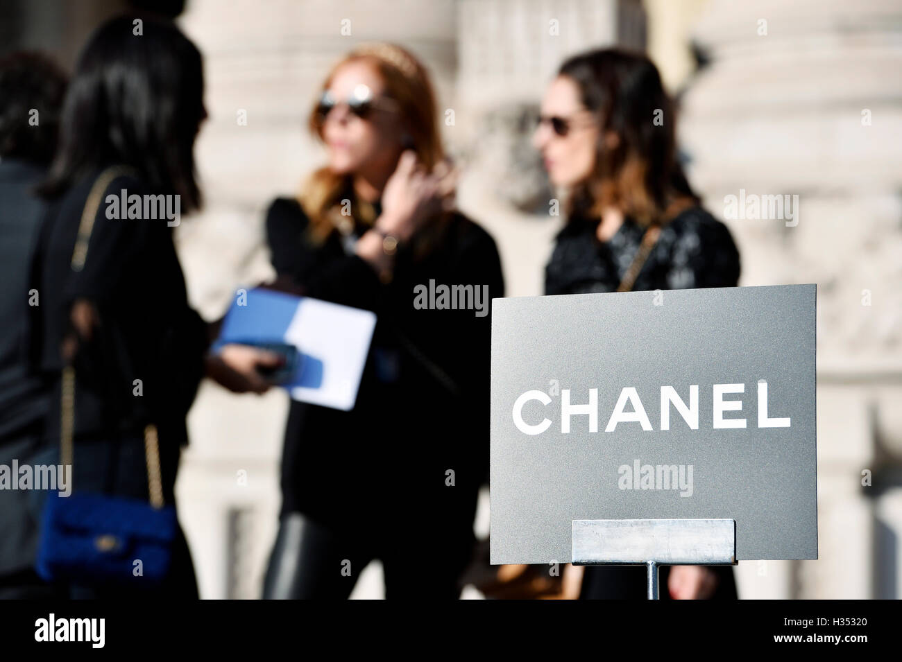 Settimana della moda di Parigi RTW S/S 2017. Al di fuori di Chanel - Settimana della moda di Parigi RTW S/S 2017 Foto Stock