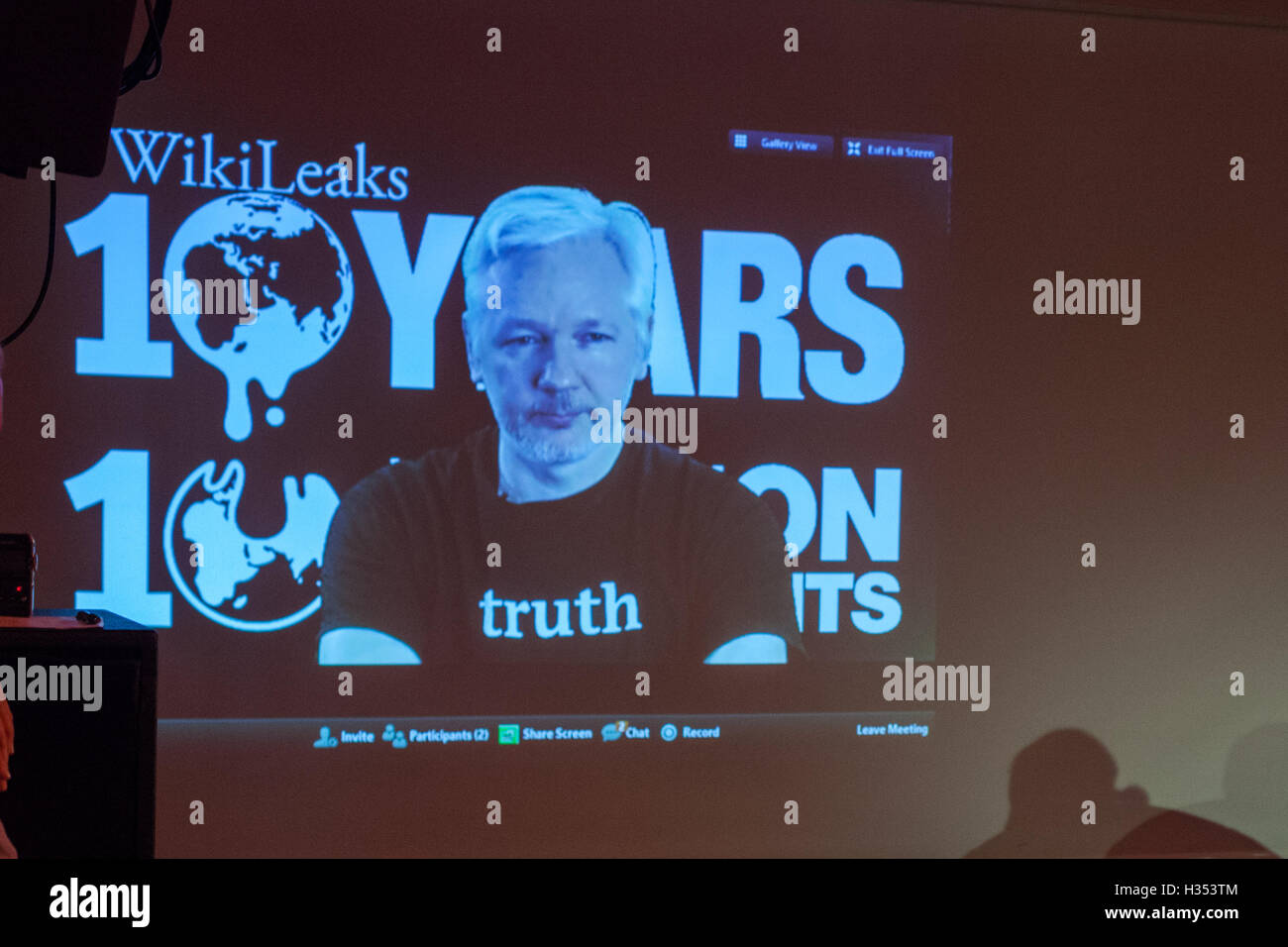 Berlino, Germania. 4 ottobre, 2016. whistleblowing platform wikileaks ha tenuto una conferenza stampa per contrassegnare il loro decimo anniversario il 4 ottobre 2016 a Berlino. hanno annunciato un aggressivo programma di rilasci di perdita prima della fine dell'anno, comprese perdite legate alla guerra, armamenti, google elezioni americane, e sorveglianza di massa. Julian Assange, il wikileaks editor-in-chief, notare che essi si aspettano di essere attaccato in risposta a tali perdite, dichiarando che "avrà bisogno di un esercito per difendere noi". Credito: 200g foto/alamy live news Foto Stock