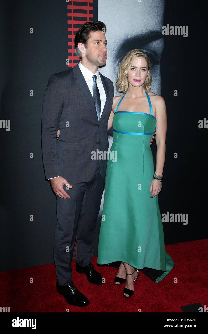 NEW YORK, NY - 4 ottobre: John Krasinski ed Emily Blunt a "La ragazza sul treno' Premiere al Regal E-a piedi su Ottobre 4, 2016 in New York City. Credito: Diego Corredor/Media punzone Foto Stock