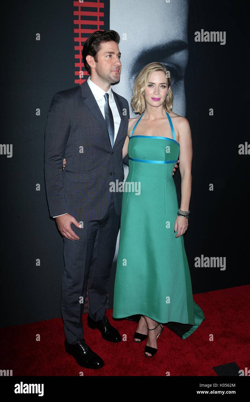 NEW YORK, NY - 4 ottobre: John Krasinski ed Emily Blunt a "La ragazza sul treno' Premiere al Regal E-a piedi su Ottobre 4, 2016 in New York City. Credito: Diego Corredor/Media punzone Foto Stock