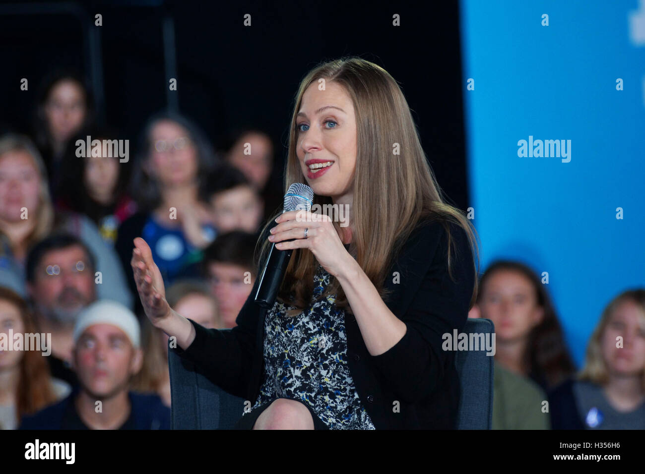Haverford, STATI UNITI D'AMERICA. 04 ott 2016. L-R Chelsea Clinton presso il Municipio Incontro di Haverford, PA dal 4 ottobre 2016. Credito: la foto di accesso/Alamy Live News Foto Stock