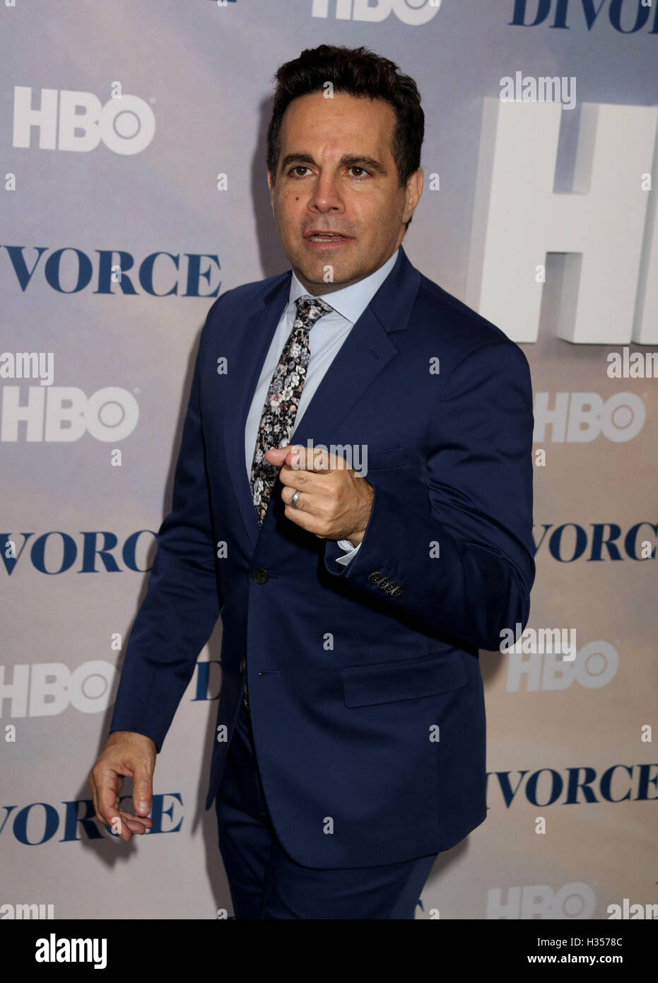 New York, New York, Stati Uniti d'America. 4 Ott 2016. Attore MARIO CANTONE assiste il New York premiere della serie HBO 'Divorce" tenutasi presso il Teatro SVA. Credito: Nancy Kaszerman/ZUMA filo/Alamy Live News Foto Stock