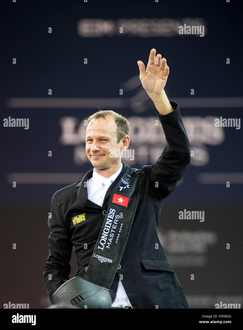 Hong Kong, Hong Kong S.A.R, Cina. Il 21 febbraio, 2016. Kutscher è scortato indietro nell'arena. Il cavaliere tedesco Marco Kutscher e il suo cavallo Van Gogh vincere il LONGINES Grand Prix di Hong Kong portando a casa i maestri Grand Slam Super bonus di Ã'250.000 per due vittorie sul circuità una prima nella storia della Longines Master, Grand Slam Indoor di Show Jumping.a pochi mesi dopo il suo Longines Grand Prix win in LA, Marco ha dimostrato che egli è ancora uno dei migliori sulla parte superiore della stupefacente Van Gogh.Kevin Staut di Francia cavalca il suo cavallo per la gioia non va Zorgvliet HDC per prendere la seconda posizione. Essi sono stati o Foto Stock Hong Kong, Hong Kong S.A.R, Cina. Il 21 febbraio, 2016. Kutscher è scortato indietro nell'arena. Il cavaliere tedesco Marco Kutscher e il suo cavallo Van Gogh vincere il LONGINES Grand Prix di Hong Kong portando a casa i maestri Grand Slam Super bonus di Ã'250.000 per due vittorie sul circuità una prima nella storia della Longines Master, Grand Slam Indoor di Show Jumping.a pochi mesi dopo il suo Longines Grand Prix win in LA, Marco ha dimostrato che egli è ancora uno dei migliori sulla parte superiore della stupefacente Van Gogh.Kevin Staut di Francia cavalca il suo cavallo per la gioia non va Zorgvliet HDC per prendere la seconda posizione. Essi sono stati o Foto Stock
