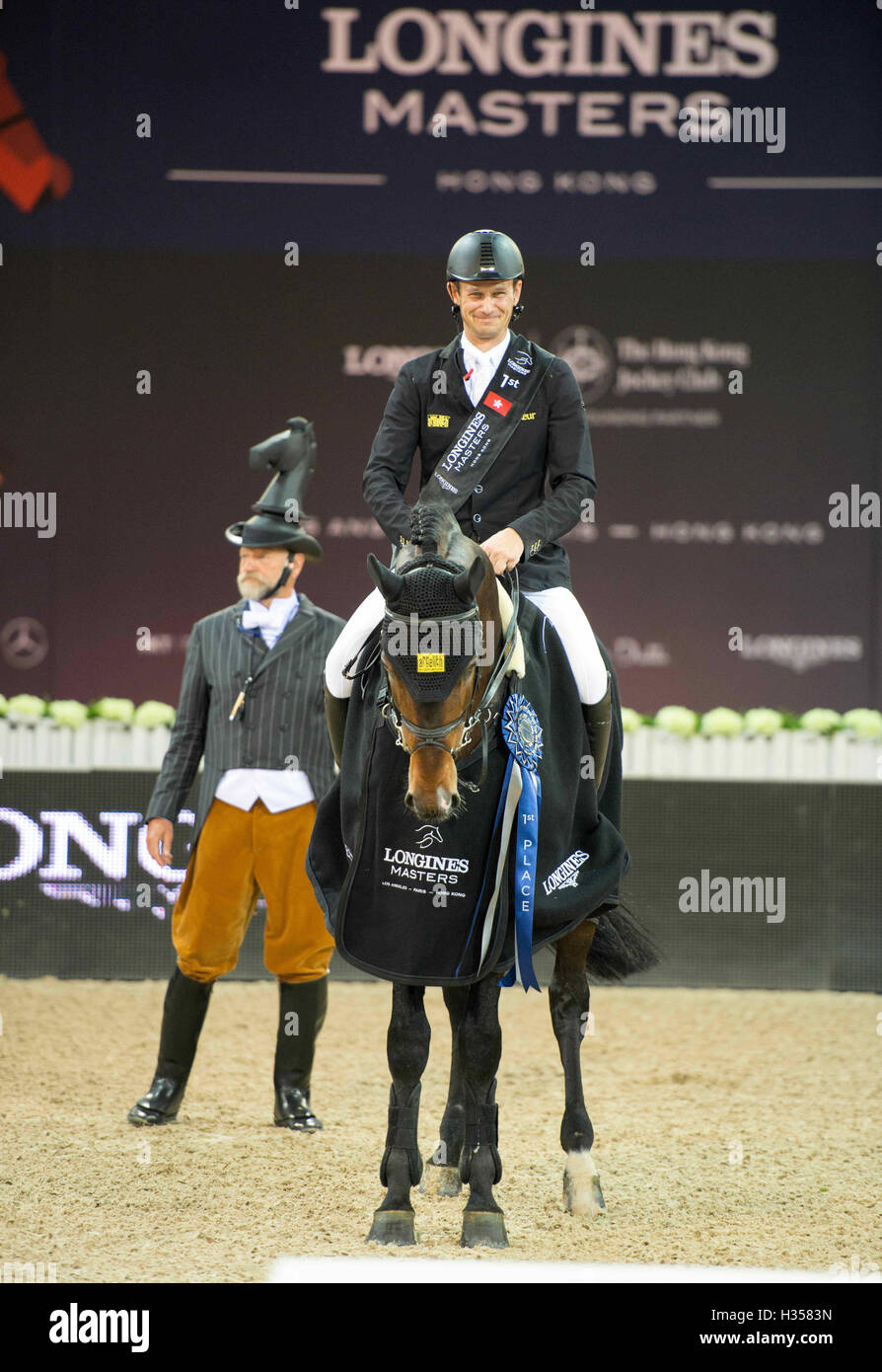 27 maggio 2016 - Hong Kong, Hong Kong S.A.R, Cina - Kutscher è scortato indietro nell'arena. Il cavaliere tedesco Marco Kutscher e il suo cavallo Van Gogh vincere il LONGINES Grand Prix di Hong Kong portando a casa i maestri Grand Slam Super bonus di Ã'250.000 per due vittorie sul circuità una prima nella storia della Longines Master, Grand Slam Indoor di Show Jumping.a pochi mesi dopo il suo Longines Grand Prix win in LA, Marco ha dimostrato che egli è ancora uno dei migliori sulla parte superiore della stupefacente Van Gogh.Kevin Staut di Francia cavalca il suo cavallo per la gioia non va Zorgvliet HDC per prendere la seconda posizione. Essi erano solo . Foto Stock 27 maggio 2016 - Hong Kong, Hong Kong S.A.R, Cina - Kutscher è scortato indietro nell'arena. Il cavaliere tedesco Marco Kutscher e il suo cavallo Van Gogh vincere il LONGINES Grand Prix di Hong Kong portando a casa i maestri Grand Slam Super bonus di Ã'250.000 per due vittorie sul circuità una prima nella storia della Longines Master, Grand Slam Indoor di Show Jumping.a pochi mesi dopo il suo Longines Grand Prix win in LA, Marco ha dimostrato che egli è ancora uno dei migliori sulla parte superiore della stupefacente Van Gogh.Kevin Staut di Francia cavalca il suo cavallo per la gioia non va Zorgvliet HDC per prendere la seconda posizione. Essi erano solo . Foto Stock