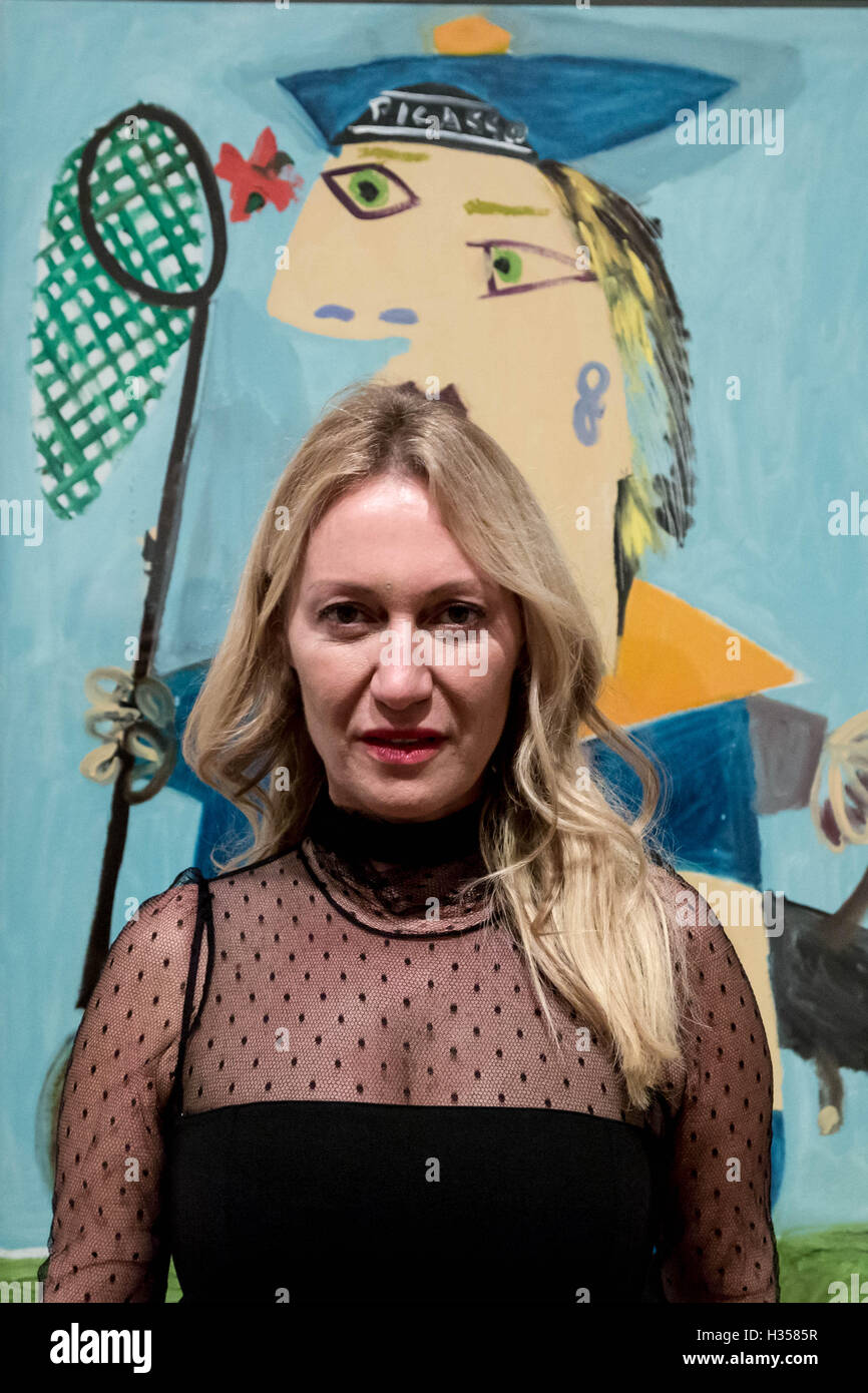 Londra, Regno Unito. 5 Ottobre, 2016. Pablo Picasso del grand-figlia, Diana Widmaier-Picasso, pone da un dipinto di Picasso di sua madre 'Maya in un marinaio Suit' (1938) presso la National Portrait Gallery di apertura del salone di "ritratto di Picasso' che si concentra su ritratti di persone che sapeva. Credito: Guy Corbishley/Alamy Live News Foto Stock