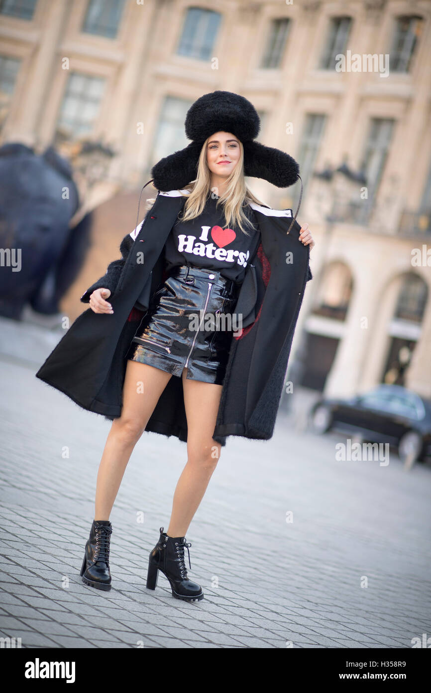 Blogger italiana Chiara Ferragni " Blonde Salad' arriva per la Louis  Vuitton Show a Place Vendôme durante la settimana della moda di Parigi Foto  stock - Alamy