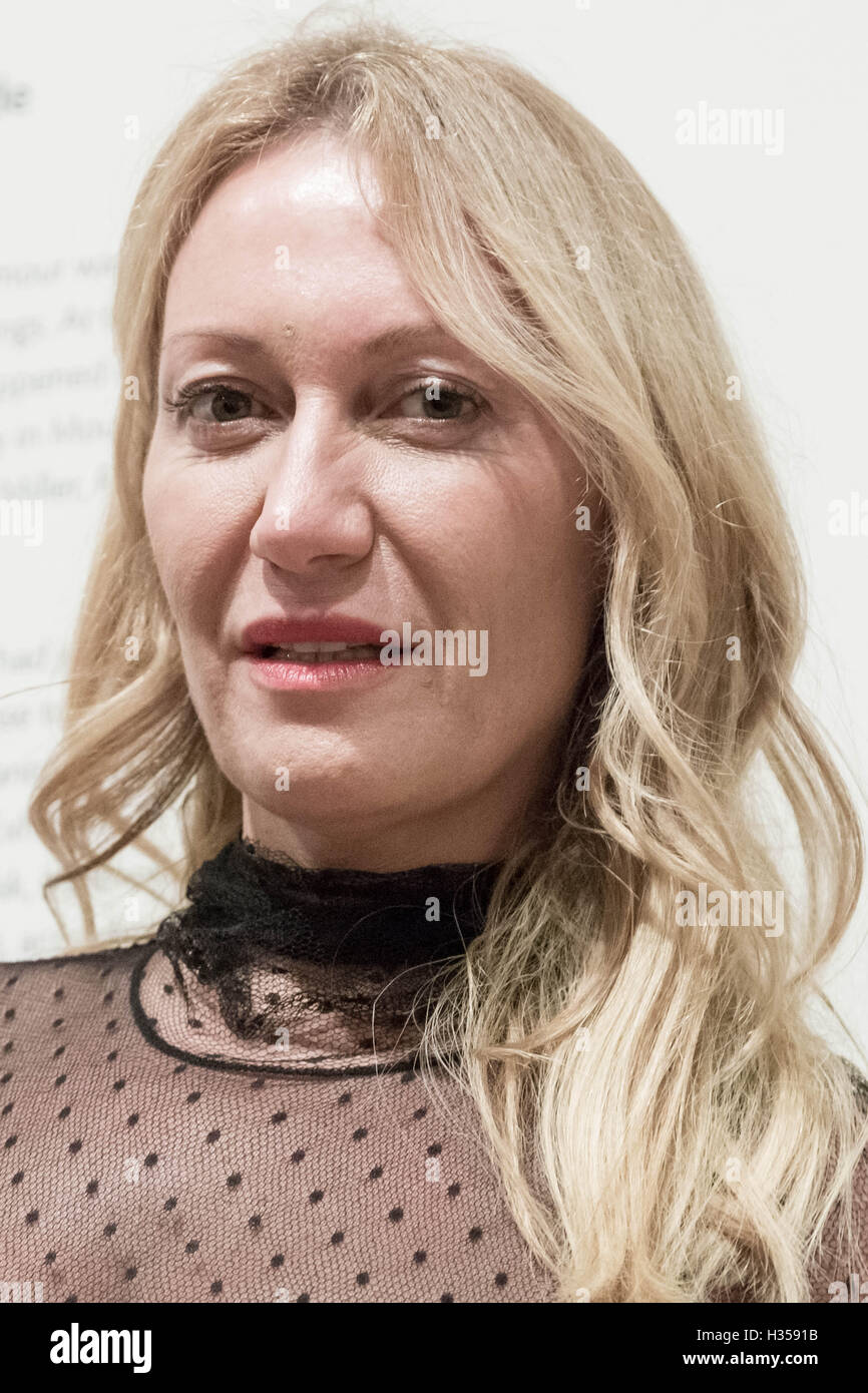 Londra, Regno Unito. 5 Ottobre, 2016. Pablo Picasso del grand-figlia, Diana Widmaier-Picasso, alla National Portrait Gallery di apertura del salone di "ritratto di Picasso". Credito: Guy Corbishley/Alamy Live News Foto Stock