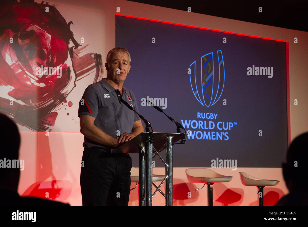 Londra, Regno Unito. 05 ottobre 2016. RFU Rugby professionale Direttore Nigel Melville parlando durante la conferenza stampa per la presentazione della nuova visione per le donne di rugby in Inghilterra come parte dello sport femminile settimana (3 - 9 ottobre 2016). Erano presenti anche ex Inghilterra International Maggie Alphonsi MBE, Inghilterra Stars Sarah Hunter, Natascia Hunt, Emily Scarratt RFU e Chief Executive Ian Ritchie. Credito: Elsie Kibue / Alamy Live News Foto Stock