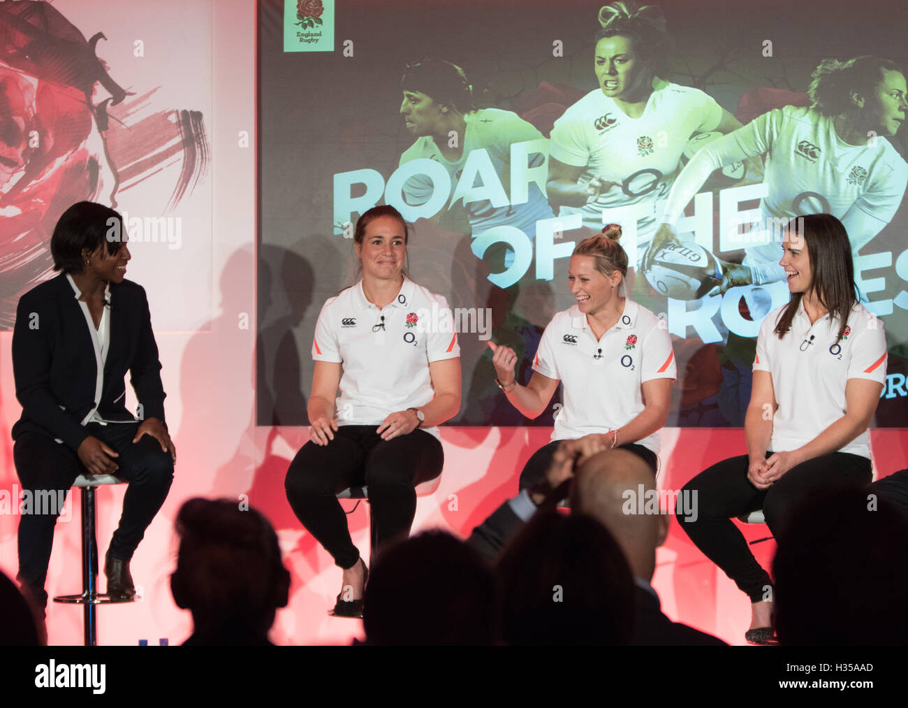 Londra, Regno Unito. 05 ottobre 2016. (L-r) Ex Inghilterra international Maggie Alphonsi, Inghilterra stelle Emily Scarratt Natasha caccia e Sarah Hunter a media briefing per l inaugurazione della nuova visione per le donne di rugby in Inghilterra come parte dello sport femminile settimana (3 - 9 ottobre 2016). Erano inoltre presenti il Direttore RFU del Rugby sviluppo Steve Grainger e RFU Rugby professionale Direttore Nigel Melville. Credito: Elsie Kibue / Alamy Live News Foto Stock