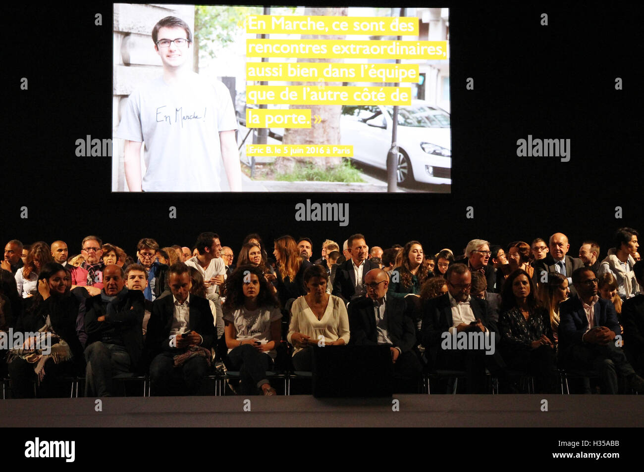 Strasburgo, Francia. 4 Ottobre, 2016. La gente partecipa alla riunione di Emmanuel Macron di movimento, chiamato 'En marche !", a Strasburgo. Credito: Paul-Marie Guyon/Alamy Live News Foto Stock