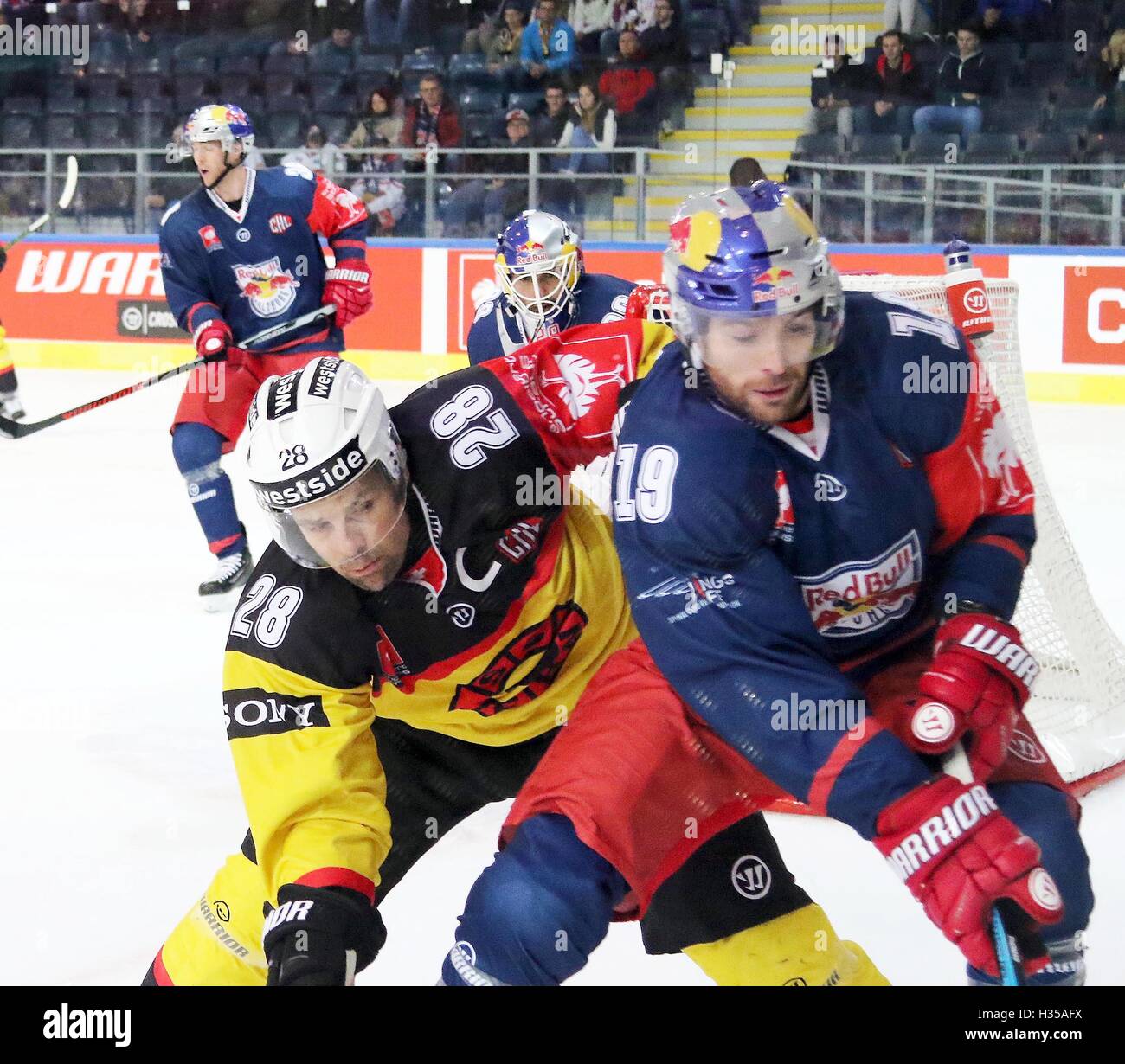 Salisburgo, Austria. 4 Ott 2016. Da sinistra Martin PLUESS (Berna), Bill THOMAS (Salisburgo/USA), .Champions Hockey League, Red Bull Salisburgo vs SC Berna, Salisburgo, Eisarena, Ottobre 04, 2016 dopo la fase di gruppo ora i migliori 32 squadre europee giocare nel primo knock out round, © Wolfgang Fehrmann/ZUMA filo/Alamy Live News Foto Stock