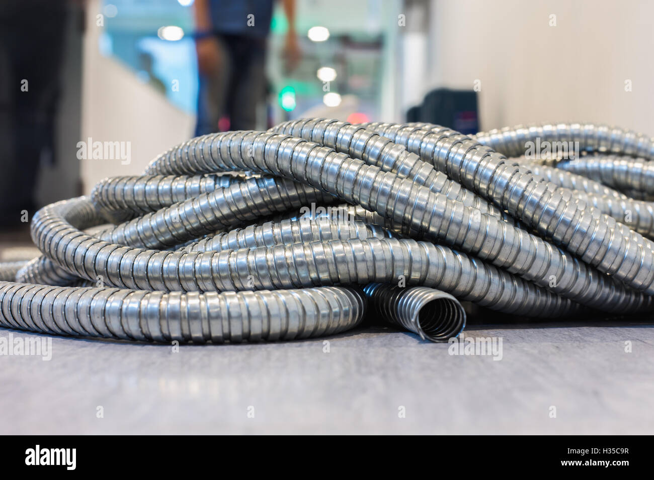 Tubo flessibile metallico sul sito in costruzione. Foto Stock