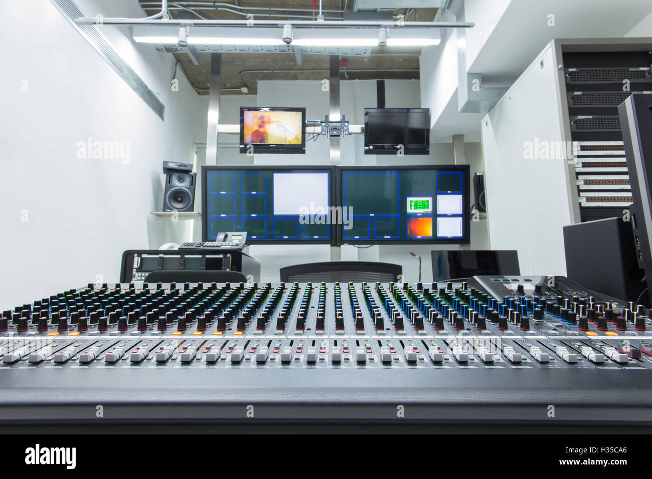 Il pannello di controllo in studio TV broadcasting. Foto Stock