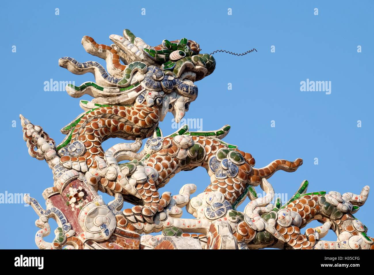 Tetto del tempio dettaglio : drago mosaico di Dalat - Vietnam Foto Stock