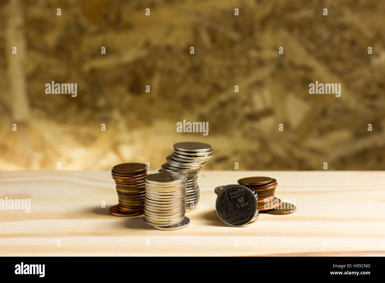 Pila di denaro, Tailandese di monete di una vasca da bagno su uno sfondo di legno.Concetto di pianificazione finanziaria e di risparmio. Foto Stock