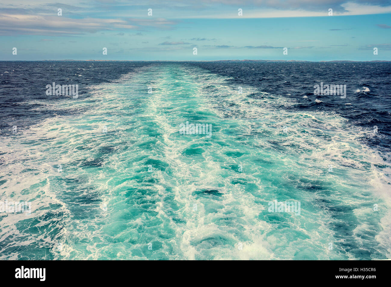 Sentiero dell'acqua la formazione di schiuma dietro un traghetto Foto Stock