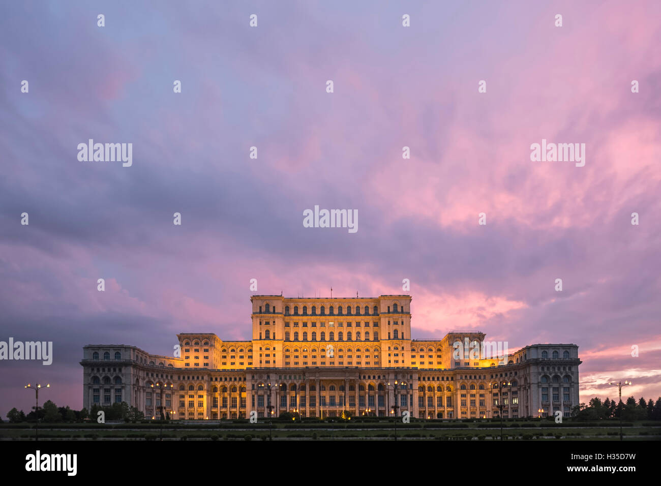 Palazzo del Parlamento al tramonto, Bucarest, Regione Muntenia, Romania Foto Stock
