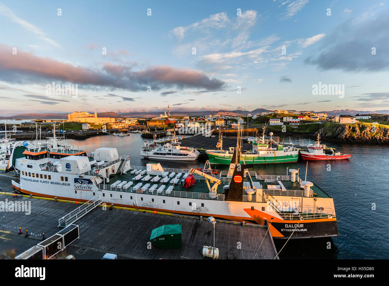 La città portuale di Stykkisholmur come si vede dalla piccola isola di Stykkia sulla penisola Snaefellsnes, Islanda, regioni polari Foto Stock