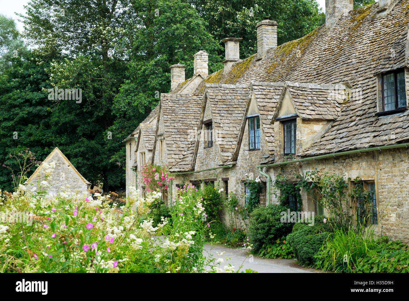 Tipiche Case di Cotswold nel villaggio di Bibury, il Costwolds, Gloucestershire, England, Regno Unito Foto Stock