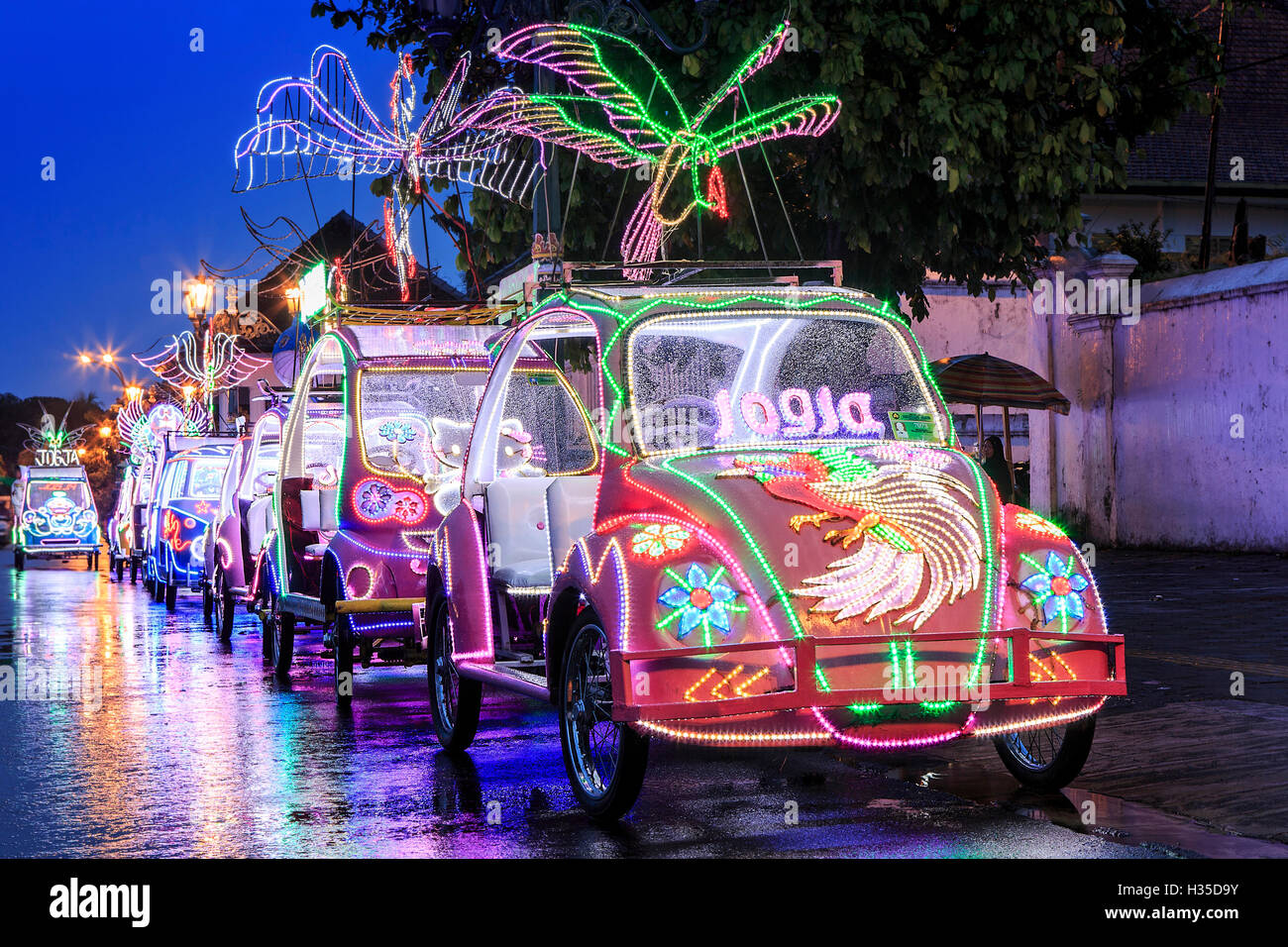 Colorati luminosamente illuminata vetture del pedale nella città di Yogyakarta, Java, Indonesia Foto Stock