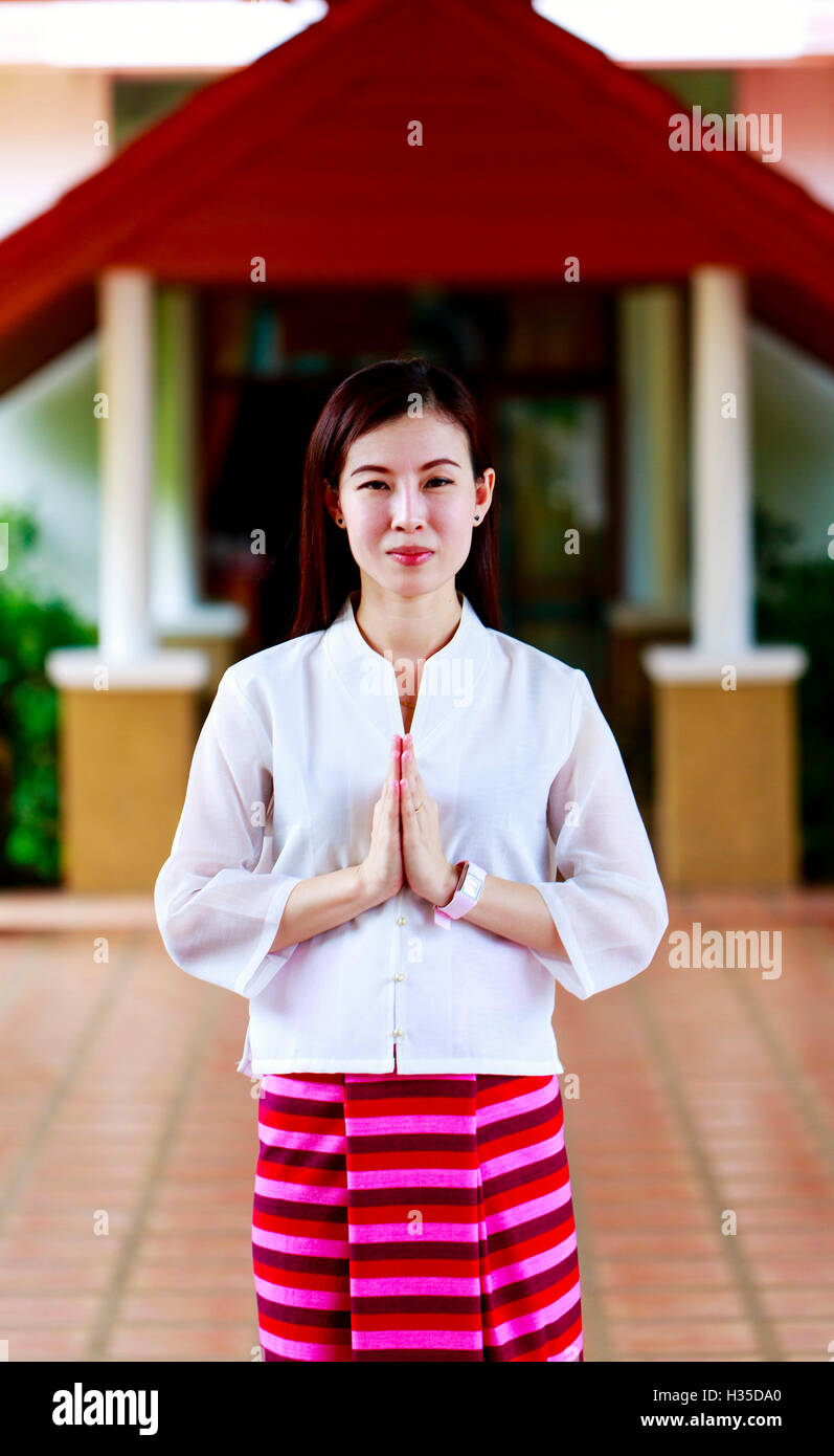 Donna che fa un Wai Thai salutate in Lamphun, Thailandia Foto Stock