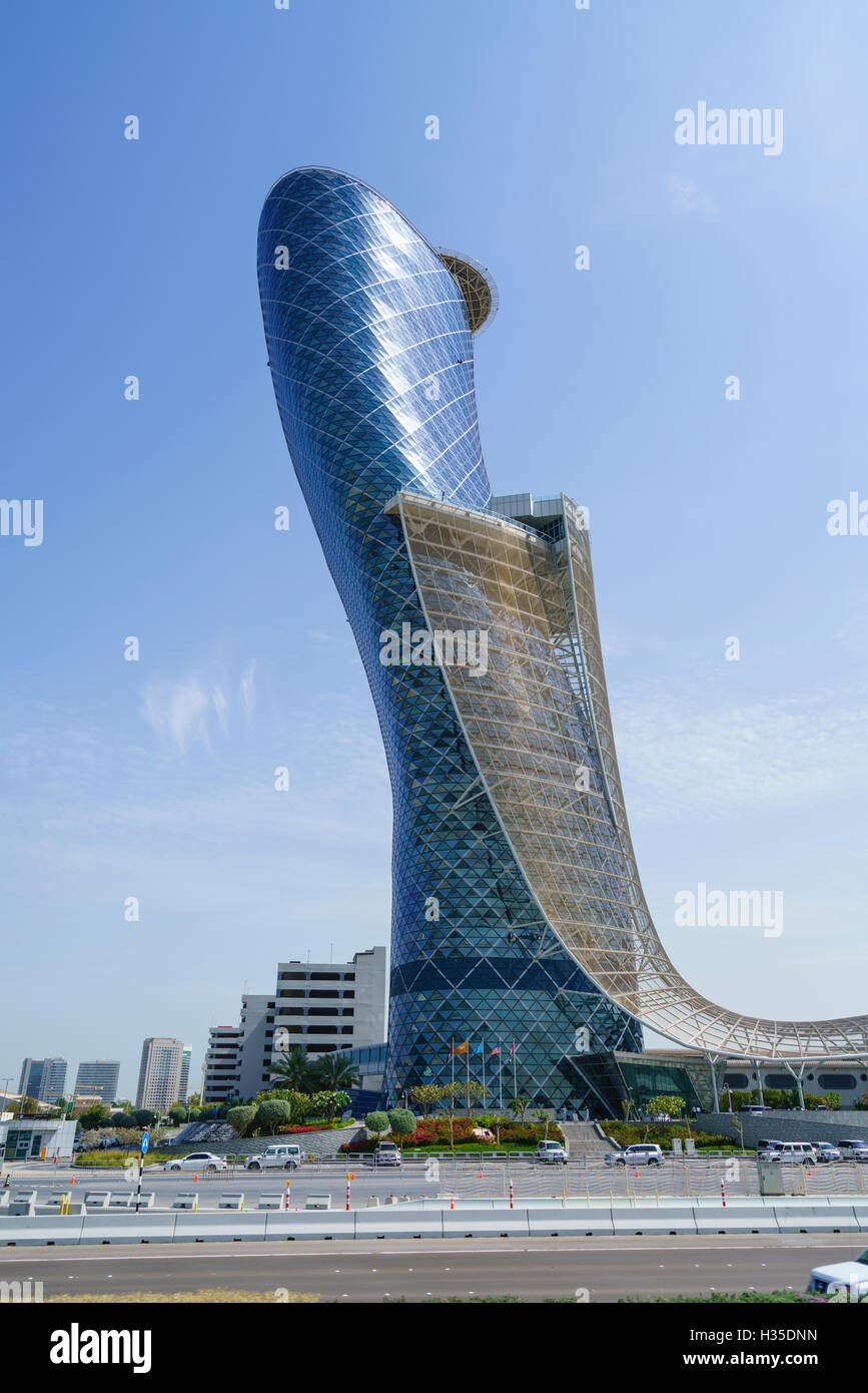 Capital Gate, talvolta chiamato la torre pendente di Abu Dhabi, Emirati Arabi Uniti, Medio Oriente Foto Stock