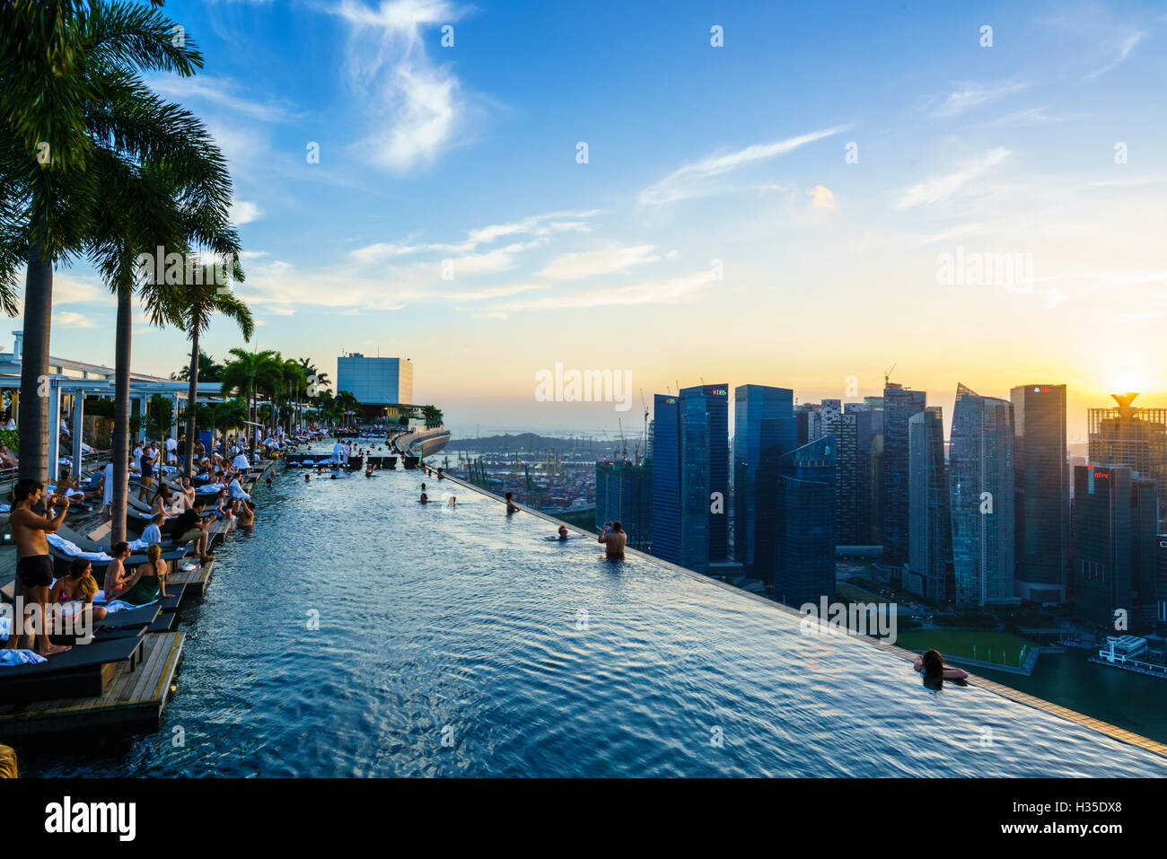 Infinity pool sul tetto del Marina Bay Sands Hotel con viste spettacolari sul Singapore skyline al tramonto, Singapore Foto Stock
