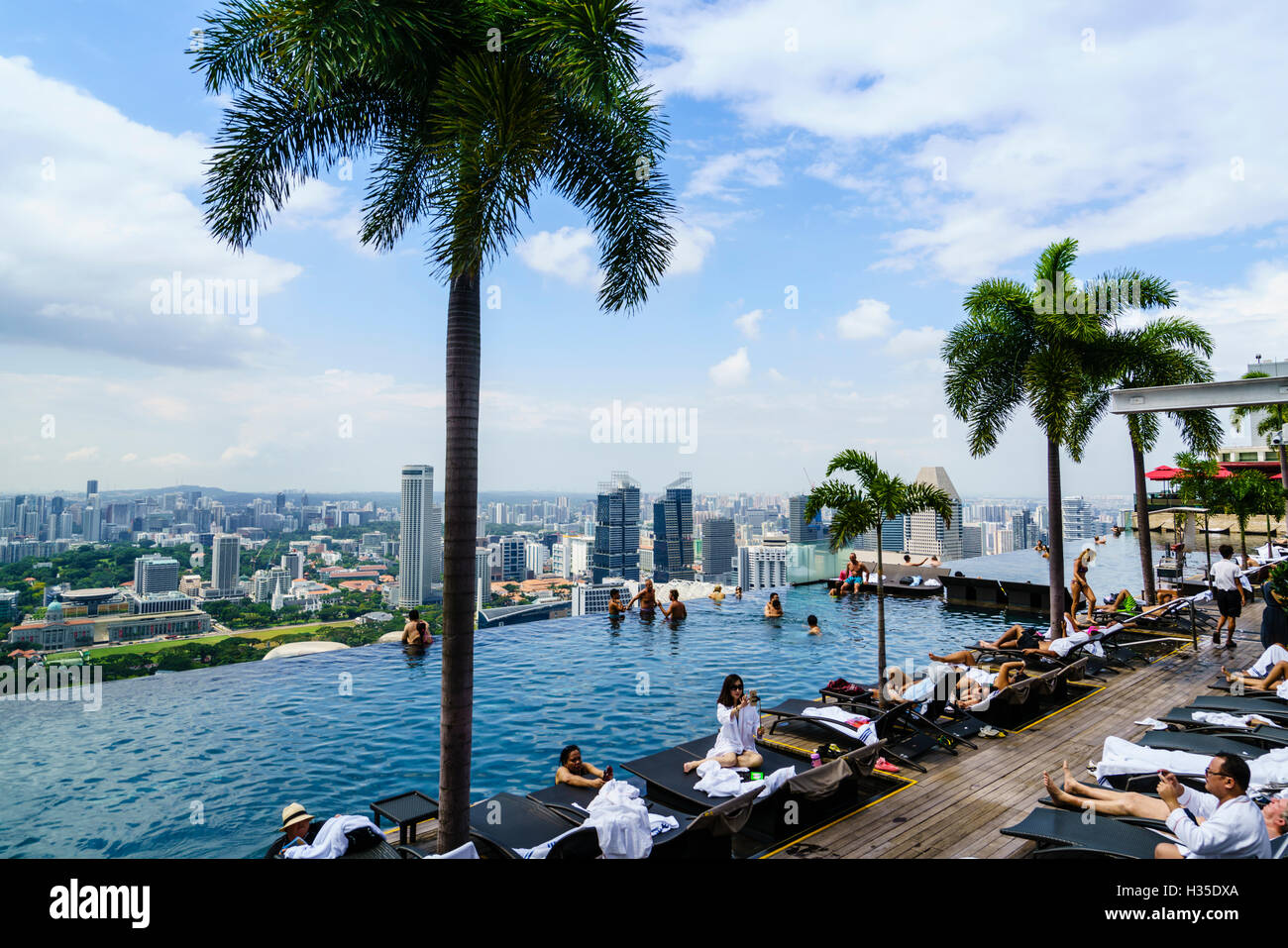 Infinity pool sul tetto del Marina Bay Sands Hotel con una vista spettacolare sulla skyline di Singapore, Singapore Foto Stock
