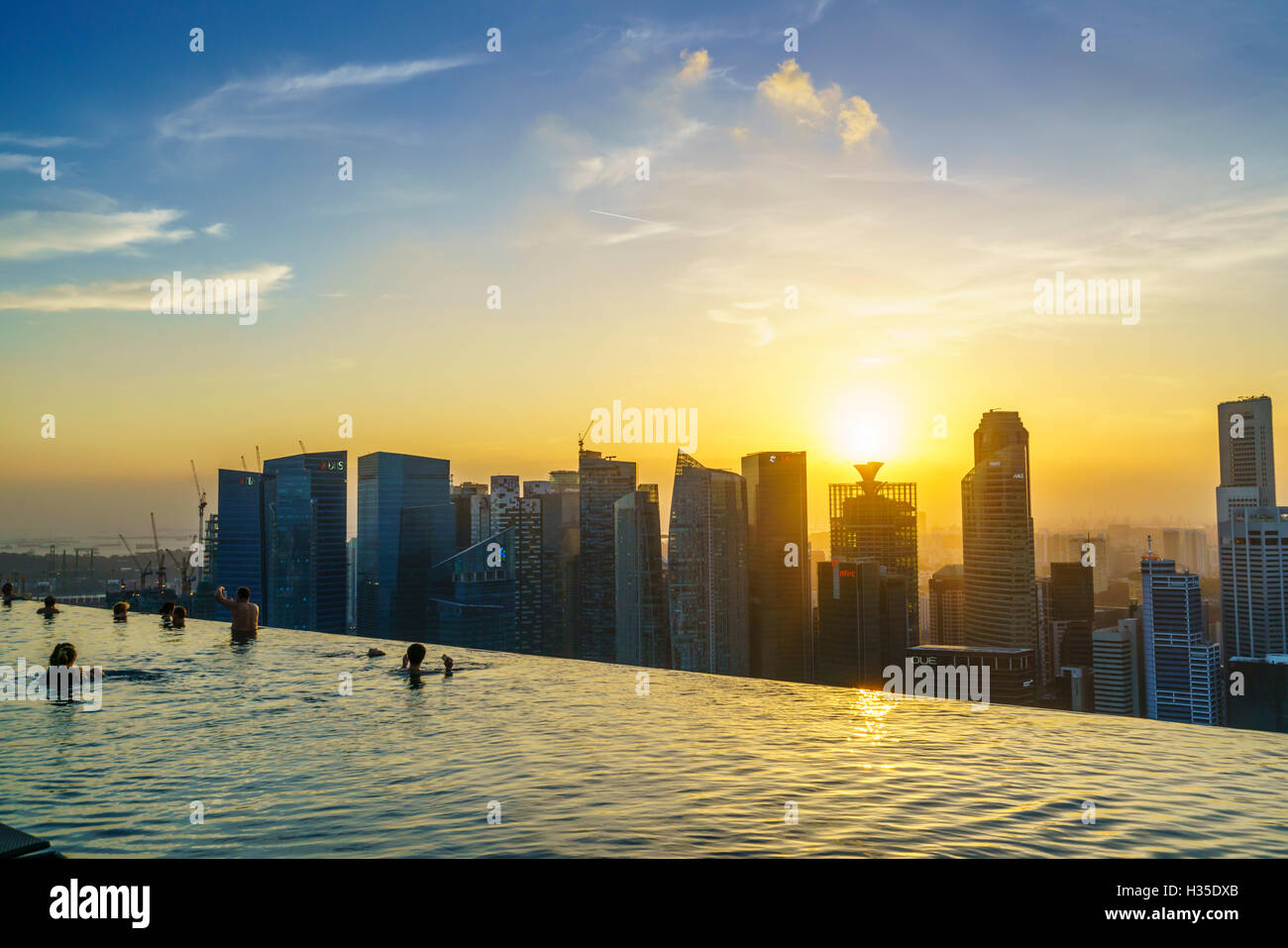 Infinity pool sul tetto del Marina Bay Sands Hotel con viste spettacolari sul Singapore skyline al tramonto, Singapore Foto Stock