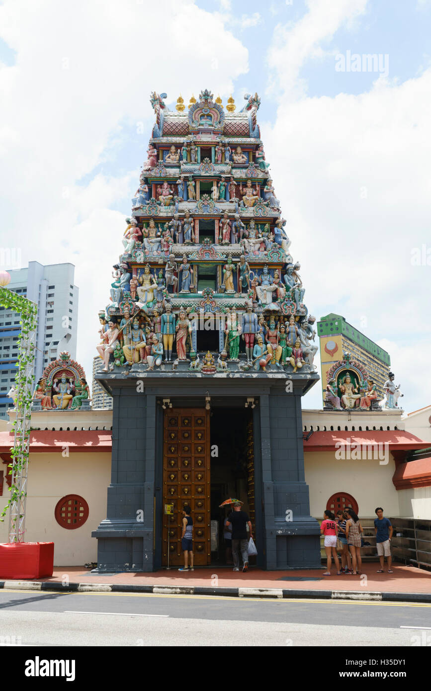 Il Tempio di Sri Mariamman a Chinatown, il più antico tempio indù di Singapore con la sua decorato in maniera colorata torre, Singapore Foto Stock