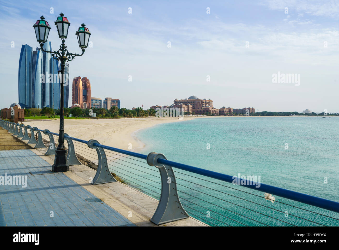 Vista dalla scogliera verso Etihad torri e Emirates Palace Hotel e la spiaggia, Abu Dhabi, Emirati Arabi Uniti, Medio Oriente Foto Stock