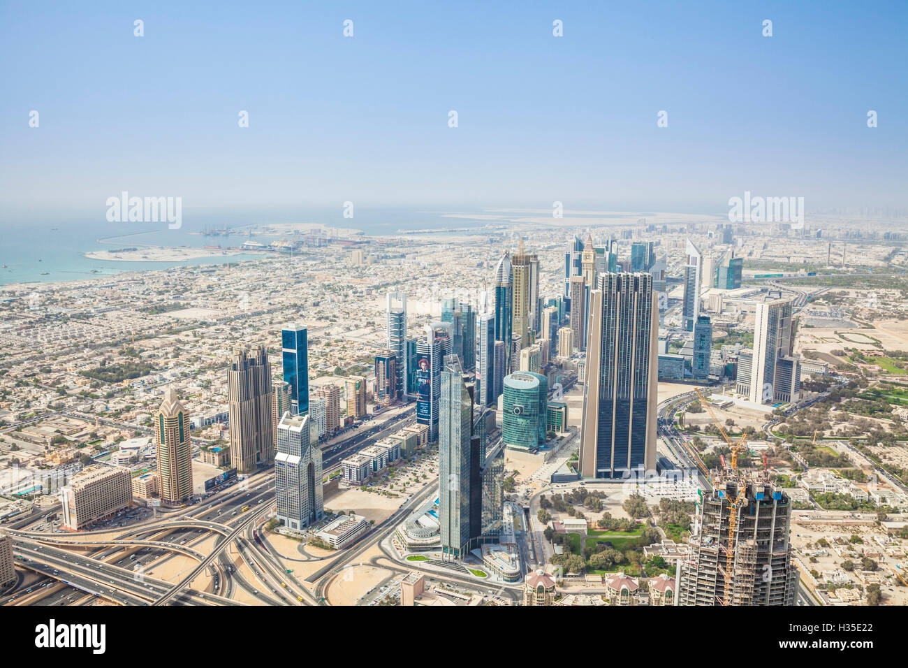 Vista della Sheikh Zayed Road e la skyline di Dubai, Dubai, Emirati Arabi Uniti, Medio Oriente Foto Stock