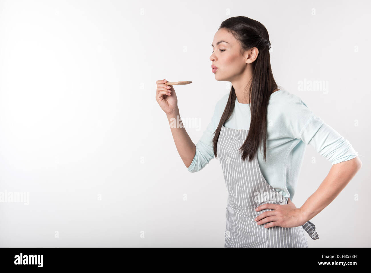 Positiva la donna coinvolta in cucina Foto Stock