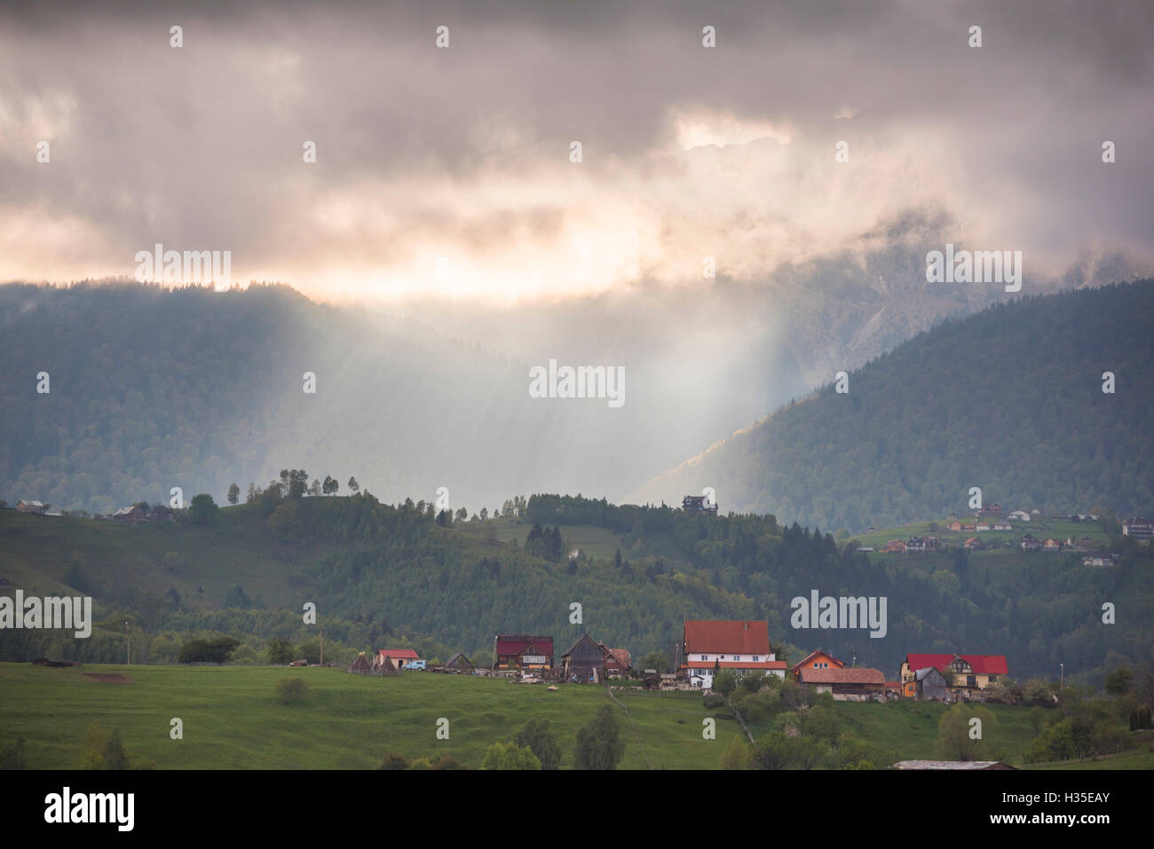 Paesaggio rumeno nei Carpazi vicino Castello di Bran a Pestera, Transilvania, Romania Foto Stock