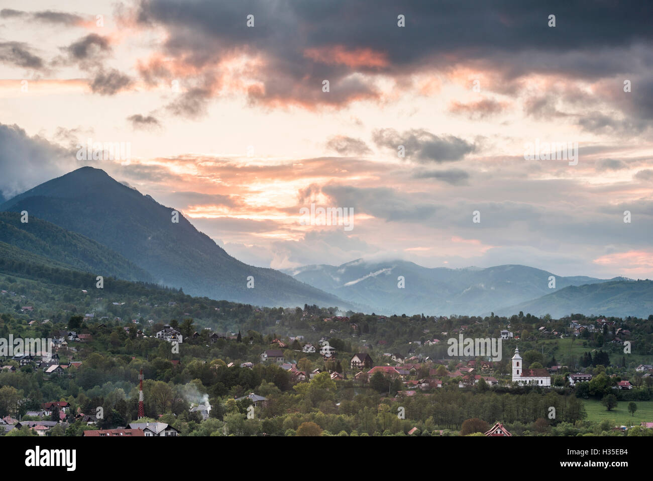 Il rumeno campagna circostante il castello della Bran al tramonto, Transilvania, Romania Foto Stock