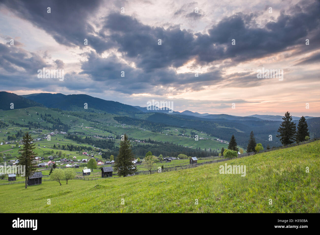Regione Bukovina (Bucovina) paesaggio al tramonto, Paltinu, Romania Foto Stock