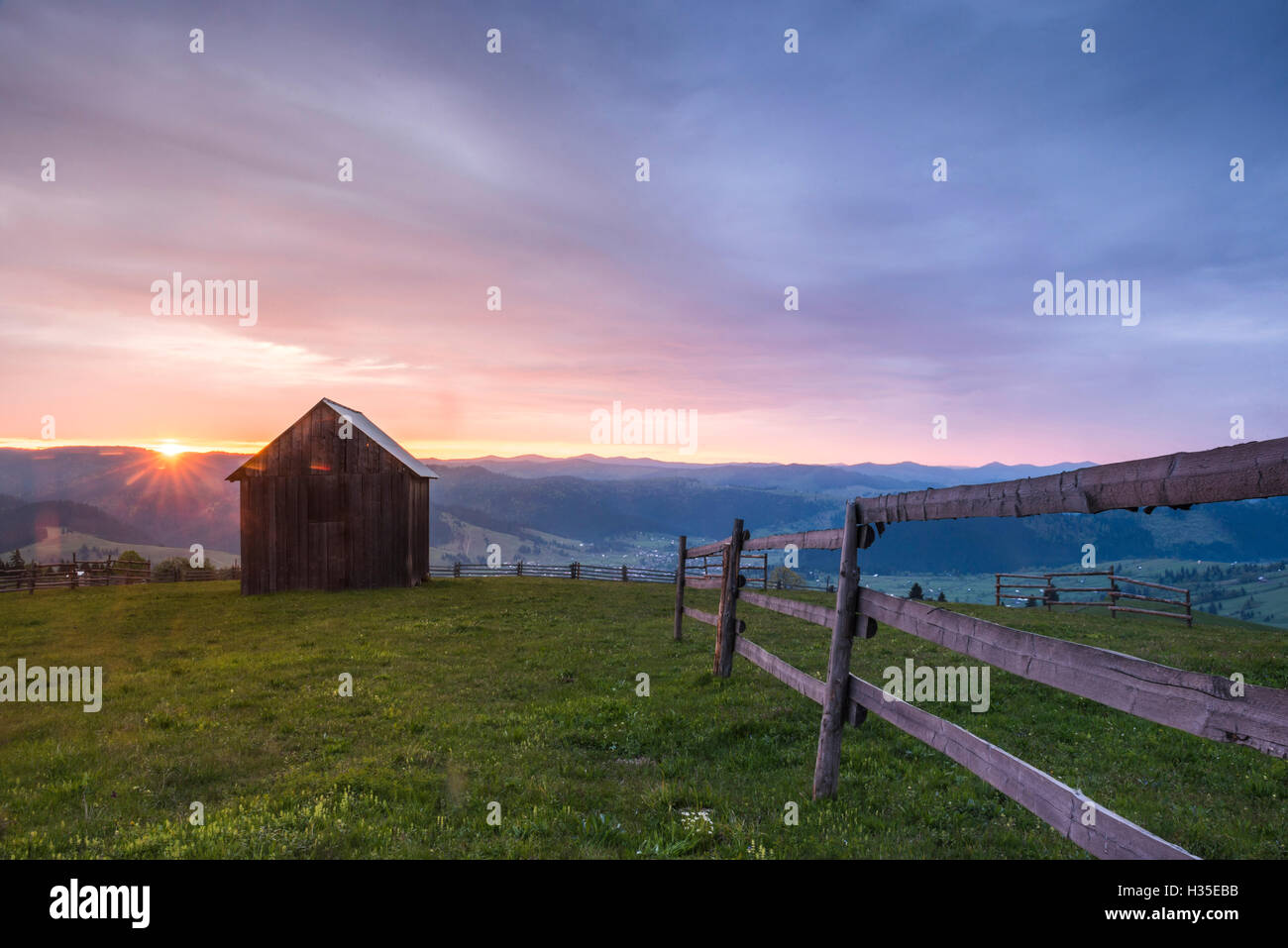 Regione Bukovina (Bucovina) paesaggio di sunrise, Paltinu, Romania Foto Stock
