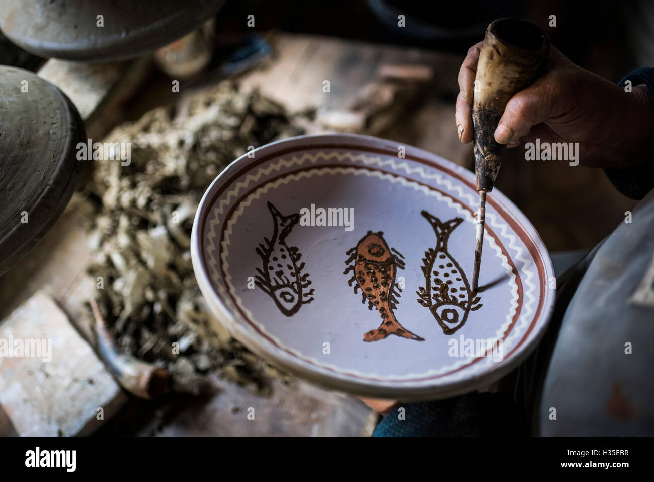 Donna decorazione di Horezu ceramiche, un unico tipo di ceramica rumena, UNESCO Patrimonio Culturale Elenco, Valacchia, Romania Foto Stock