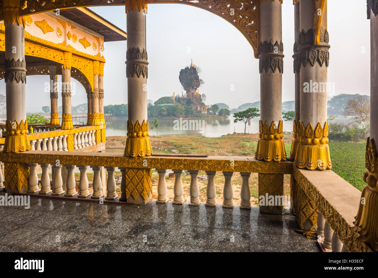 Kalap Kyauk tempio buddista nel mezzo di un lago di sunrise, Hpa Un, Kayin Membro (Karen Stato), Myanmar (Birmania) Foto Stock