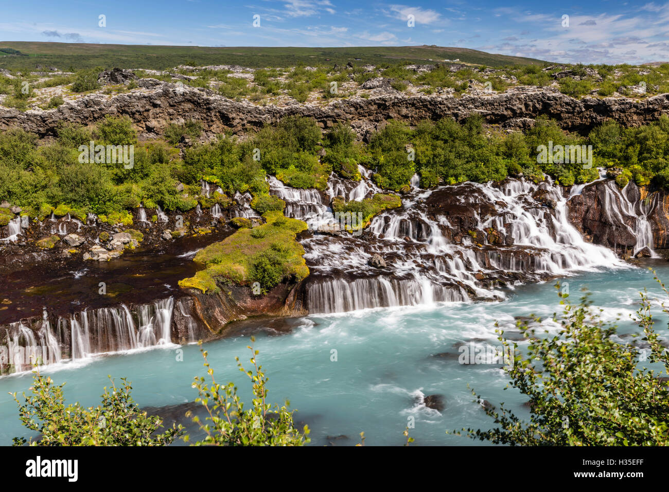 Hraunfossar, una serie di cascate che si riversano sul fiume Hvita, Borgarfjordur, western Islanda, regioni polari Foto Stock