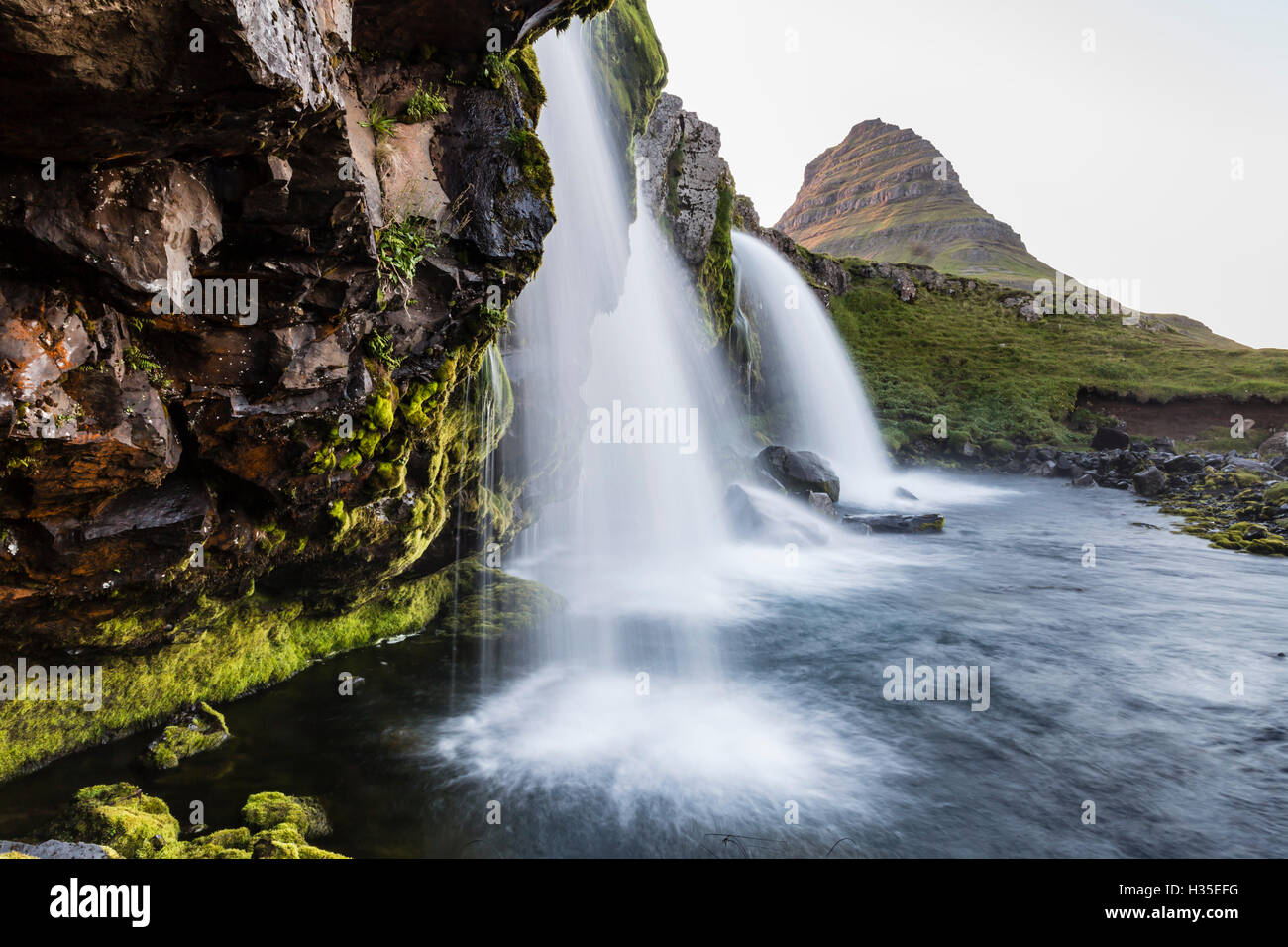 Cascata in prossimità di Kirkjufell (Chiesa montagna), appena fuori la città di Grundarfjordur sulla penisola Snaefellsnes, Islanda Foto Stock