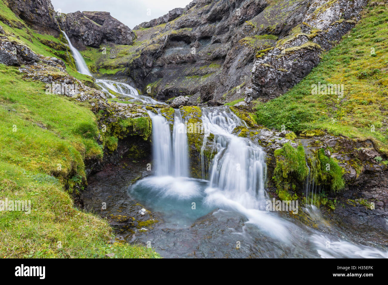 Una piccola cascata appena fuori la città di Grundarfjordur sulla penisola Snaefellsnes, Islanda, regioni polari Foto Stock