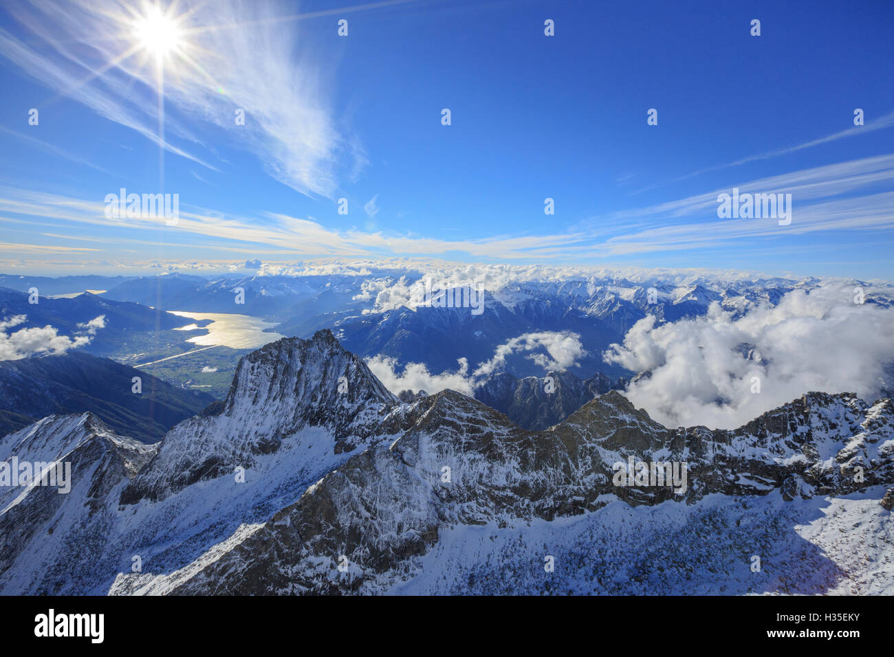 Vista aerea del Sasso Manduino e del Lago di Como in background, la Val dei Ratti, Val Chiavenna, Valtellina, Lombardia, Italia Foto Stock